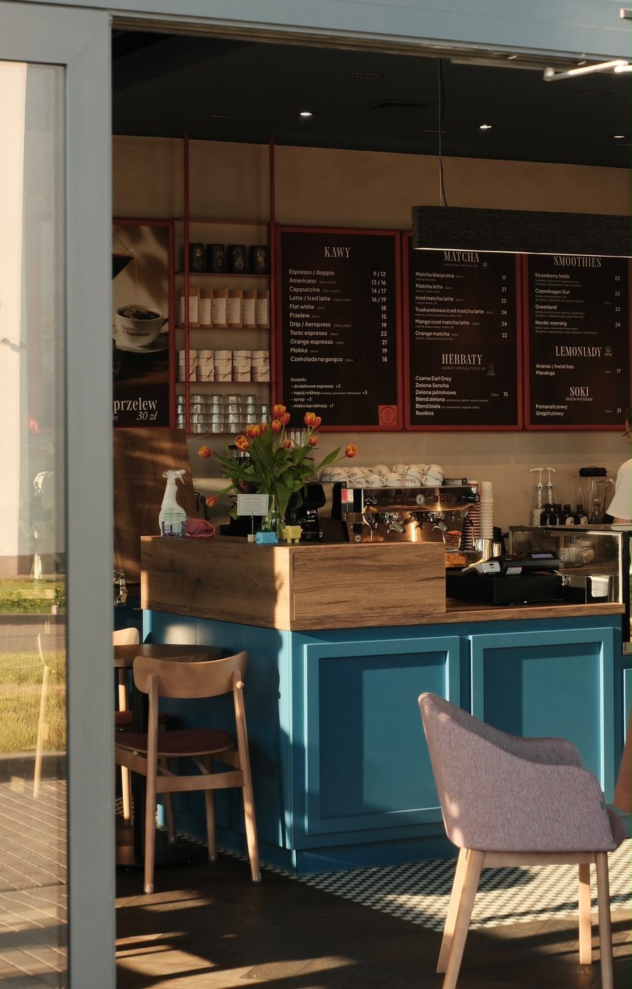 Bar kawowy z tablicami menu w Kiedyś w Kopenhadze